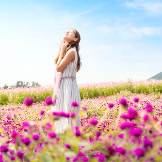 Có thể sống hòa mình với thiên nhiên và tìm niềm vui từ cỏ cây, hoa lá.